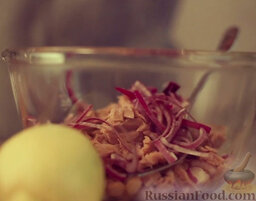 Салат из фасоли и тунца: Добавить лук к остальным ингредиентам.