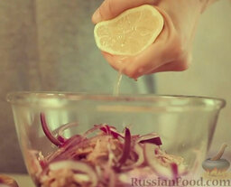 Салат из фасоли и тунца: Выдавить в салат сок из половины лимона.