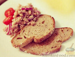 Салат из фасоли и тунца: Подавать салат из фасоли и тунца с ломтиками черного хлеба.     Приятного аппетита!