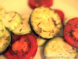 Сэндвич средиземноморский: Выложить овощи на разогретую сковороду и обжарить их.