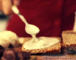 Сэндвич средиземноморский: Булочки или хлеб разрезать на две части, смазать приготовленным соусом из йогурта.