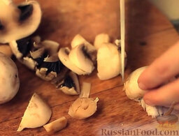 Кукурузная каша с грибами: Как приготовить кукурузную кашу с грибами:    Шампиньоны вымыть и нарезать.
