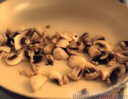 Кукурузная каша с грибами: На сковороде разогреть растительное масло. Выложить шампиньоны и обжарить, помешивая.