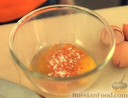 Омлет с газировкой и сыром: Как приготовить омлет с сыром и газировкой:    В миску вбить яйца. Добавить паприку и соль.