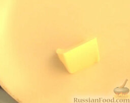 Омлет с газировкой и сыром: Растопить на сковороде сливочное масло. Добавить немного растительного масла. Перемешать.
