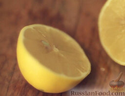 Молочно-фруктовый смузи: К фруктам выдавить сок из лимона.
