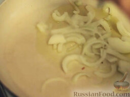 Морской окунь с овощами: На сковороде разогреть растительное масло. Выложить лук на сковороду, слегка обжарить, помешивая.