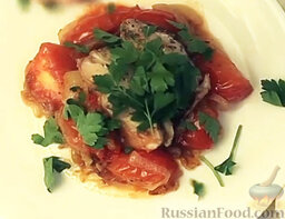 Морской окунь с овощами: Выложить на тарелку рыбу с овощами. Посыпать нарезанной петрушкой.  Приятного аппетита!
