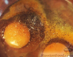Омлет с моцареллой и помидорами черри: Яйца разбить в миску, посолить и поперчить.