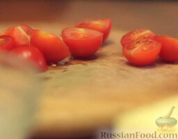 Омлет с моцареллой и помидорами черри: Помидоры разрезать на половинки.
