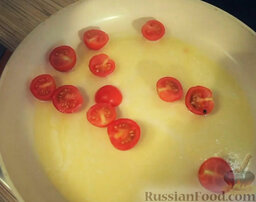 Омлет с моцареллой и помидорами черри: Выложить помидоры на сковороду и обжарить.