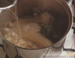 Молочный суп-пюре с пикшей: Как приготовить молочный суп-пюре с пикшей:    1. В большую кастрюлю поместить рыбу, лук и букет гарни, залить водой, довести до кипения. Снять с поверхности пену,  накрыть кастрюлю крышкой, уменьшить огонь и готовить рыбу около 10-15 минут.