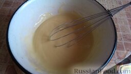 Профитроли с шоколадным кремом: Снимаем тесто с огня и по одному вбиваем яйца по получения густого тянущегося теста.