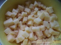 Гороховый суп-пюре (вегетарианский): Картофель очистить, помыть, нарезать небольшими кубиками.