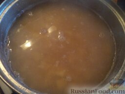 Гороховый суп-пюре (вегетарианский): Горох разварился. Добавить к гороху картофель и, по желанию, кубик грибного бульона. Варить все вместе 20 минут.