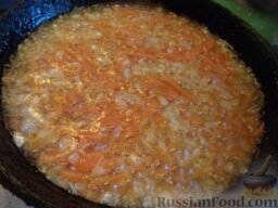 Гороховый суп-пюре (вегетарианский): Разогреть сковороду, налить растительное масло. В горячее масло выложить лук и морковь. Жарить (тушить) все вместе, помешивая, на среднем огне 3-4 минуты.