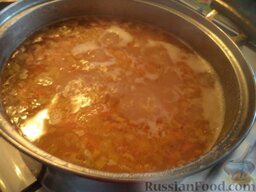 Гороховый суп-пюре (вегетарианский): Выложить зажарку в суп. Посолить, добавить специи. Варить все вместе 5-7 минут.