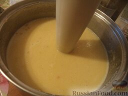 Гороховый суп-пюре (вегетарианский): Готовый суп взбить блендером. Если гороховый суп-пюре  получился густой, можно разбавить кипяченой водой до нужной консистенции.