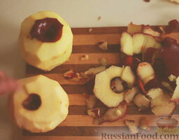 Быстрая шарлотка: Как приготовить быструю шарлотку:    Яблоки очистить, нарезать, вырезать сердцевину.