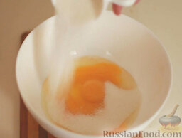 Быстрая шарлотка: Включить духовку, разогреть до 180 градусов.  Разбить в миску яйца. Добавить сахар.