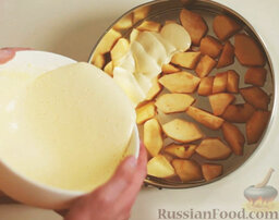Быстрая шарлотка: Вылить тесто в форму, на яблоки. Тесто должно равномерно заполнить форму.