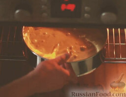 Быстрая шарлотка: Поставить быструю шарлотку в духовку на 25 минут (температура духовки - 180 градусов).