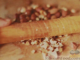 Морковный пирог: Орехи измельчаем скалкой.