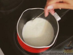 Мокко с корицей и взбитыми сливками: Молоко налить в кастрюльку, добавить корицу. Довести до кипения.