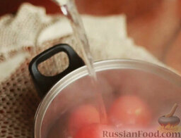 Минестроне: Вскипятить воду. Залить помидоры кипятком на 1 минуту. Затем воду слить.