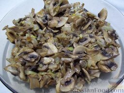 Мясо по-французски: Обжаривайте грибы с луком до выпаривания воды из грибов и мягкости (прозрачности) лука. Готовые грибы с луком выложите в тарелку.