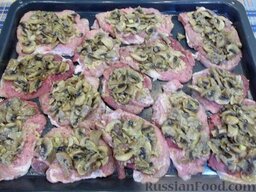 Мясо по-французски: Выложите на отбивные жареные грибы с луком.