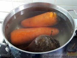 Сельдь под шубой: Морковь и свеклу также отварите и остудите.
