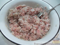 Перец, фаршированный мясом и рисом: Мясо помоем, перекрутим на мясорубке и добавим полувареный рис. Фарш приправим солью, черным молотым перцем и перемешаем.