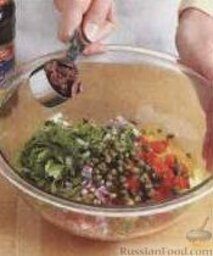 Свиные котлеты на кости по-бразильски: Приготовить сальсу. В отдельной миске смешать ананас, болгарский перец, зеленый лук, оливки, репчатый лук, каперсы, халапеньо, кинзу и соль по вкусу. Отставить в сторону.