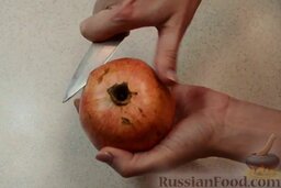 Как почистить гранат: Сделать надрез ножом по кругу граната, в верхней части, не глубоко, чтоб не порезать ягодки.