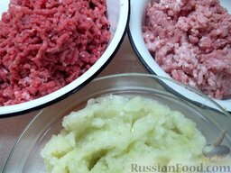Сибирские пельмени: Перекрутите мясо и лук. Я перекручиваю все в разные тарелки. А потом по чуть-чуть соединяю, а все остальное мясо находится в холодильнике.