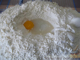 Сибирские пельмени: В просеянную муку добавляйте по одному яйцу, вливайте воду и вымешивайте тесто.
