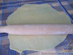 Сибирские пельмени: Возьмите кусочек теста и раскатайте его скалкой в тонкий пласт.
