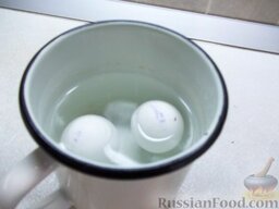 Салат «Мимоза»: Как приготовить салат «Мимоза»:    Яйца положите в небольшую посуду, поставьте на плиту и сварите вкрутую.