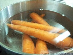 Салат «Мимоза»: Морковь вымойте, положите в кастрюлю, залейте водой, посолите и отварите до готовности.