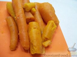 Салат «Мимоза»: Когда морковь сварится, очистите ее от кожуры.