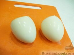 Салат «Мимоза»: С яйцами поступите точно так же – очистите их от скорлупы.