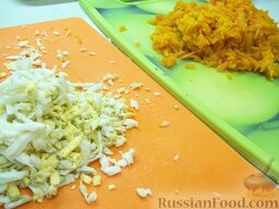 Салат «Мимоза»: Теперь яйца и морковь натрите на крупной терке.