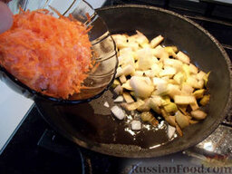 Кабачковая икра: Как приготовить кабачковую икру:    Лук почистите и порежьте любым удобным для вас способом. Затем отправьте лук жариться в сковороду на растительном масле.  Морковь почистите, порежьте или натрите и отправьте жариться к луку.
