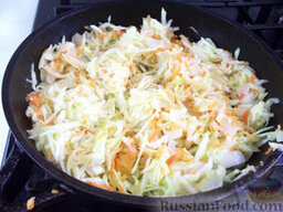 Кабачковая икра: Затем кабачок натрите или порежьте и отправьте жариться ко всем овощам.