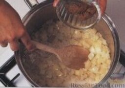 Рыбный суп карри: 1. В большой толстостенной кастрюле на среднем огне разогреть сливочное масло, высыпать лук, готовить 3-4 минуты, до мягкого состояния. Ввести в кастрюлю пасту карри, готовить еще около 1 минуты.