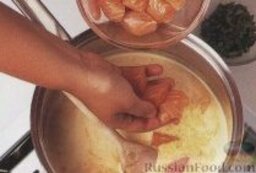 Рыбный суп карри: 4. Выложить в кастрюлю рыбу, готовить 2-3 минуты. В готовый суп выложить петрушку, посолить и поперчить по вкусу.   Подавать суп сразу же.