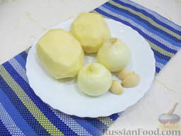 Драники с луком и чесноком, с яичницей: Картофель, репчатый лук и чеснок очистите и промойте.