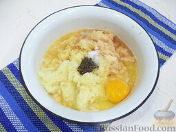 Драники с луком и чесноком, с яичницей: Измельчите овощи на терке, приправьте солью, черным перцем и вбейте яйцо.