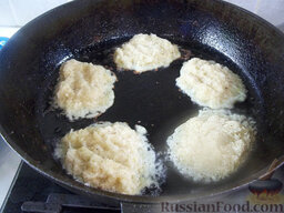 Драники с луком и чесноком, с яичницей: Сковороду с растительным маслом нагрейте. Ложкой берите порцию картофельной массы и выливайте ее на сковороду. Жарьте драники до золотистого цвета по 3 минуты с каждой стороны .